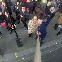 lelaki ini berselfie guna monopod terpanjang di dunia lelaki ini berselfie guna monopod terpanjang di dunia