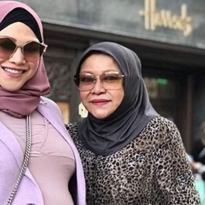 Gambar Sarat Mengandung Bentuk Perut Zizie Ezette Curi Perhatian