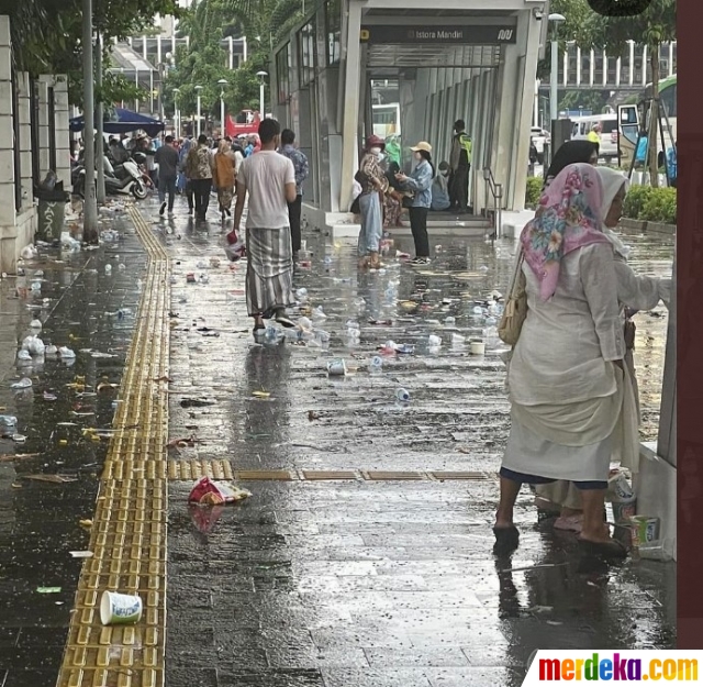 Potret Sampah Berserakan Di Gbk Usai Acara Nusantara Bersatu